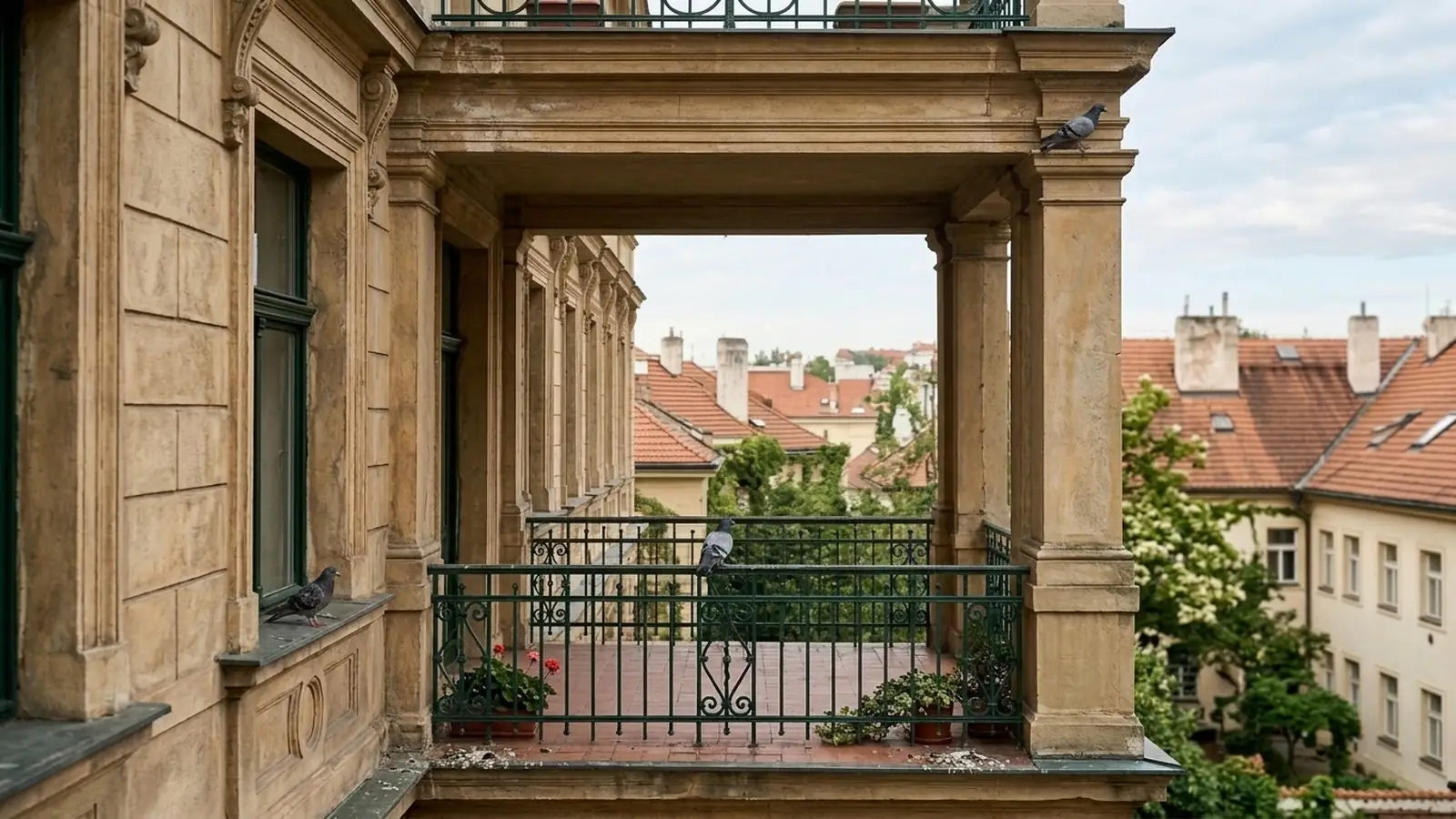 Před realizací: Nechráněný balkon znečištěný holubím trusem a náletem holubů skalních
